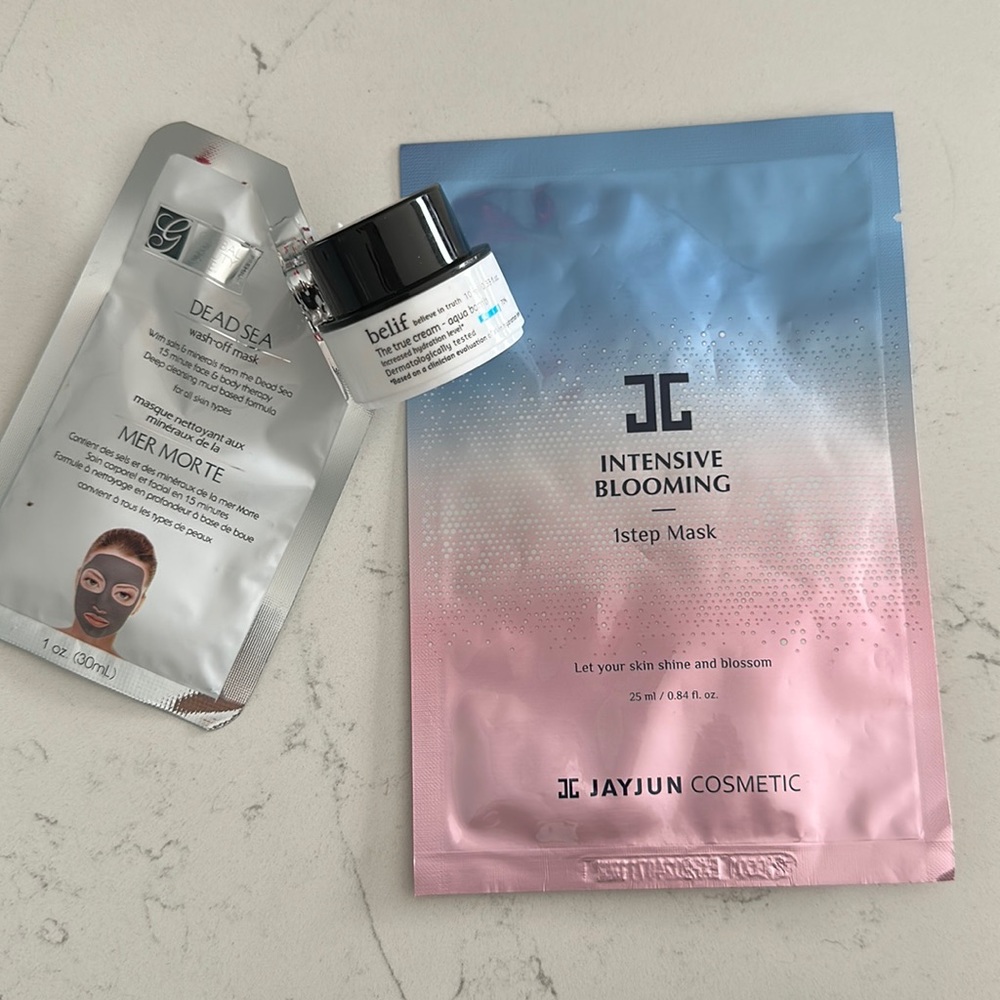 3 ITEM BEAUTY BAG W/ A MYSTERY HIGH END SAMPLE